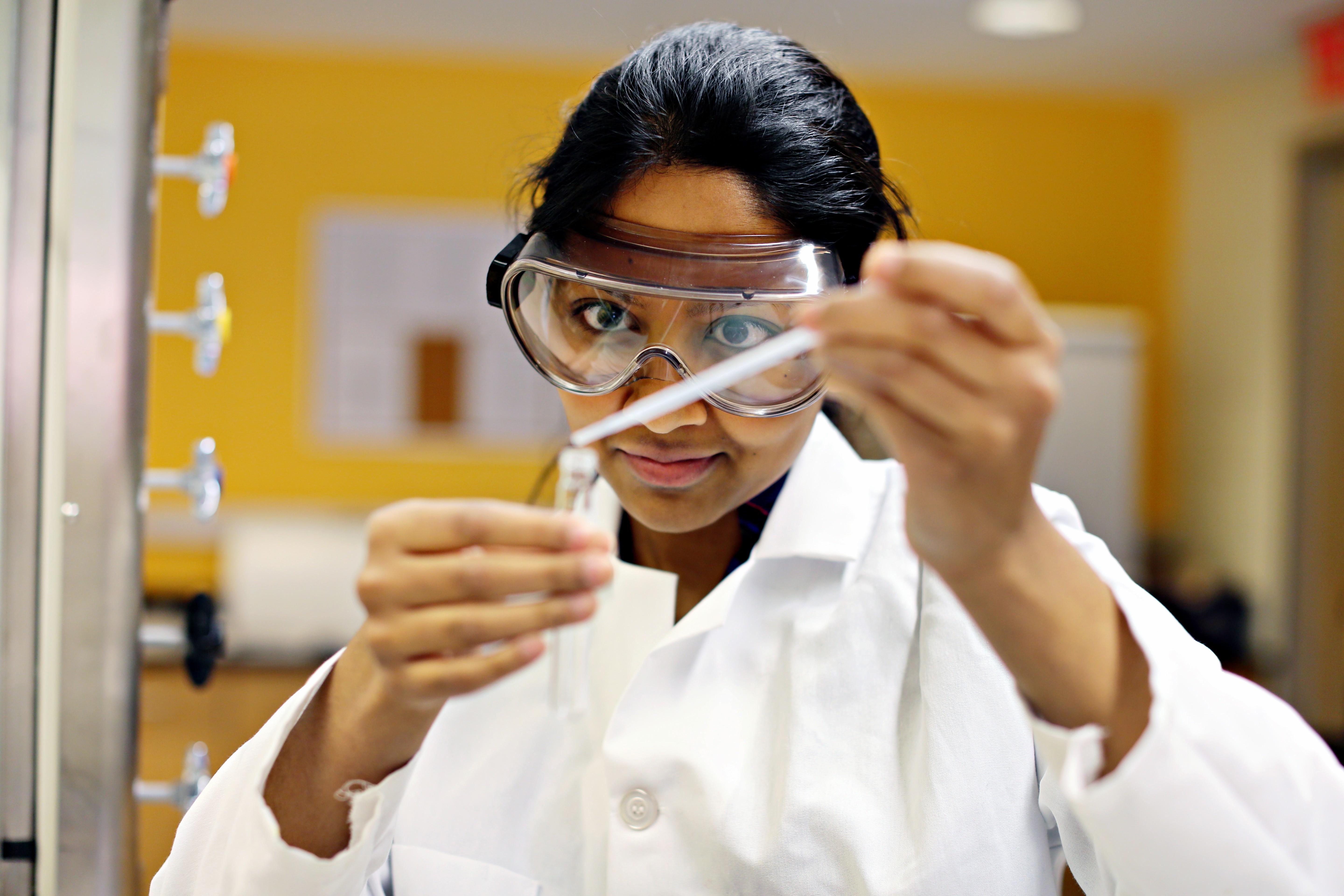 学生在实验室中使用移液器